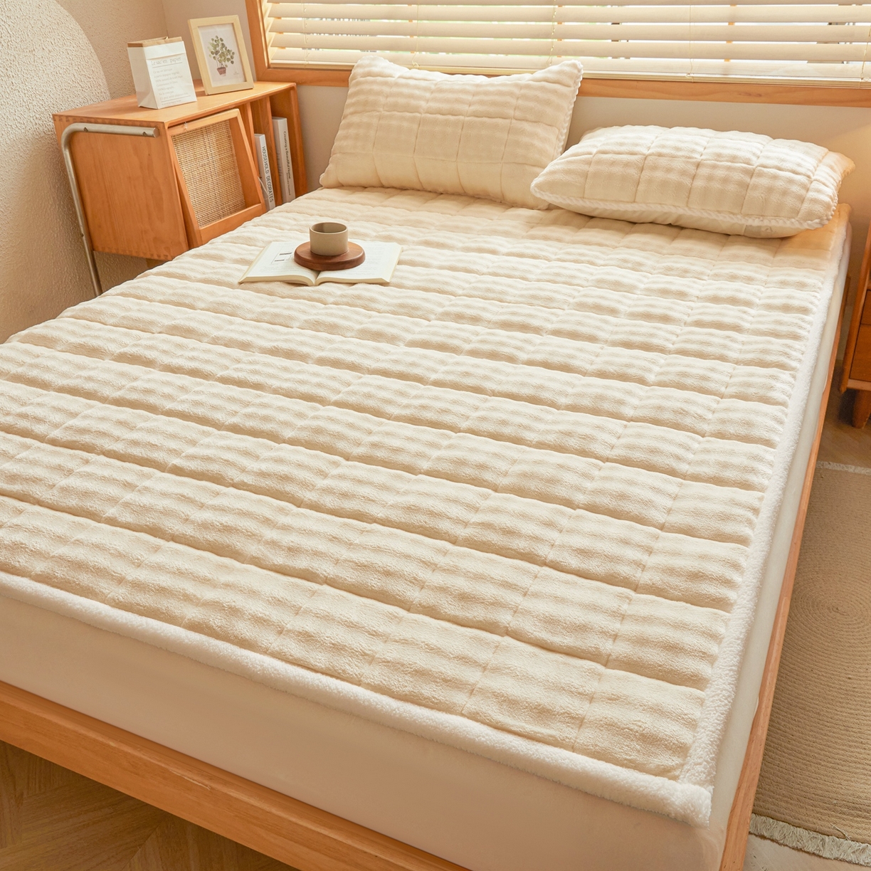 91家纺网 家纺一手货源 找家纺 鑫顺欣 2025新款泡泡牛奶绒床垫床褥 奶白色