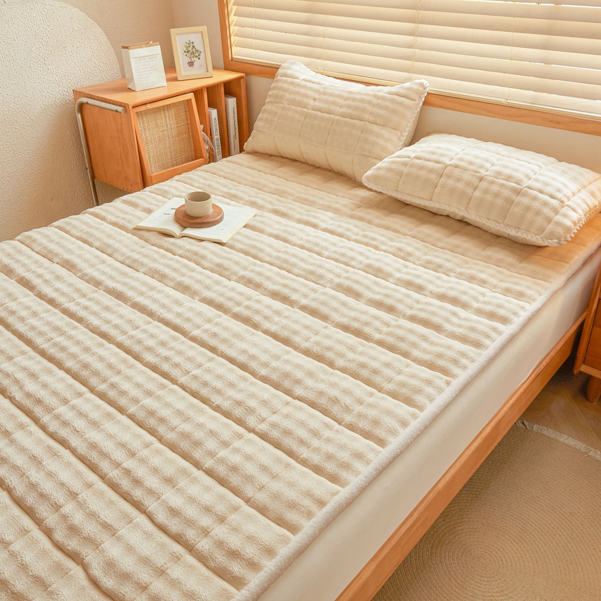 91家纺网 家纺一手货源 找家纺 鑫顺欣 2025新款泡泡牛奶绒床垫床褥 奶白色