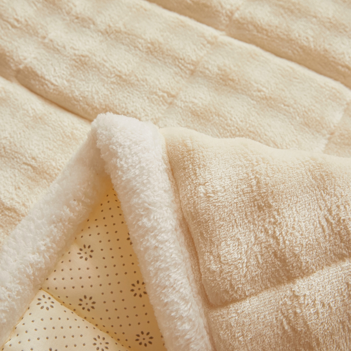 91家纺网 家纺一手货源 找家纺 鑫顺欣 2025新款泡泡牛奶绒床垫床褥 奶白色