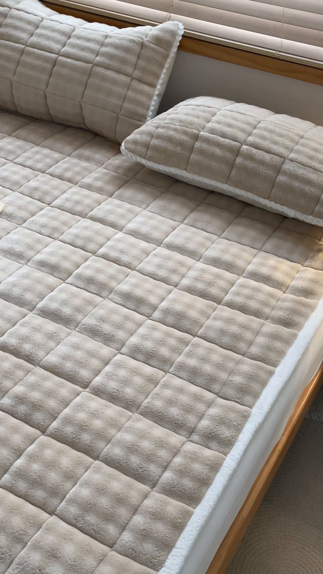 91家纺网 家纺一手货源 找家纺 鑫顺欣 2025新款泡泡牛奶绒床垫床褥 奶卡色