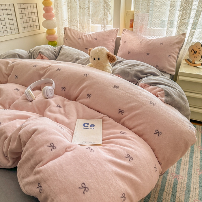 91家纺网 家纺一手货源 找家纺 老K (原美阁） 2025新款牛奶绒简约款四件套小清新牛奶绒床单款床笠款 简约款牛奶绒-蝴蝶结粉灰