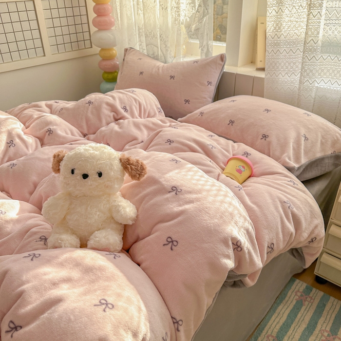 91家纺网 家纺一手货源 找家纺 老K (原美阁） 2025新款牛奶绒简约款四件套小清新牛奶绒床单款床笠款 简约款牛奶绒-蝴蝶结粉灰