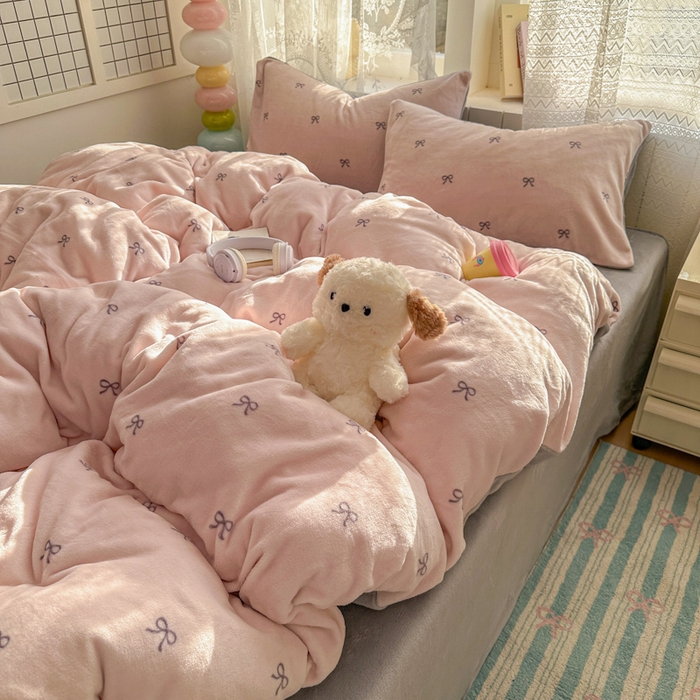 91家纺网 家纺一手货源 找家纺 老K (原美阁） 2025新款牛奶绒简约款四件套小清新牛奶绒床单款床笠款 简约款牛奶绒-蝴蝶结粉灰