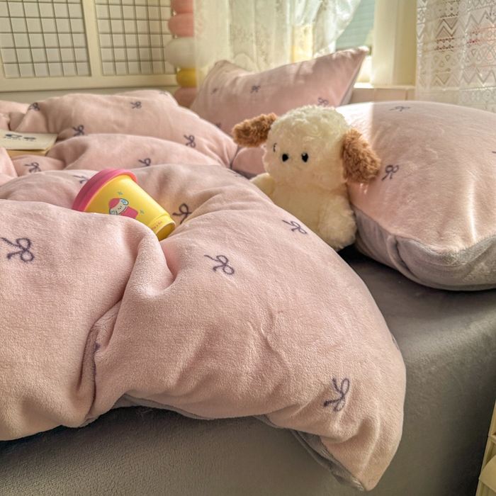 老K (原美阁） 2025新款牛奶绒简约款四件套小清新牛奶绒床单款床笠款 简约款牛奶绒-蝴蝶结粉灰