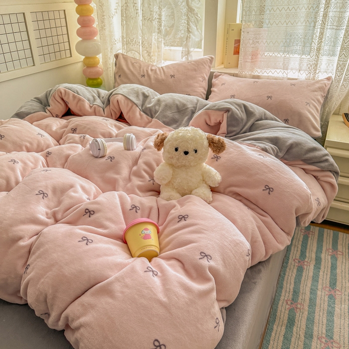 91家纺网 家纺一手货源 找家纺 老K (原美阁） 2025新款牛奶绒简约款四件套小清新牛奶绒床单款床笠款 简约款牛奶绒-蝴蝶结粉灰