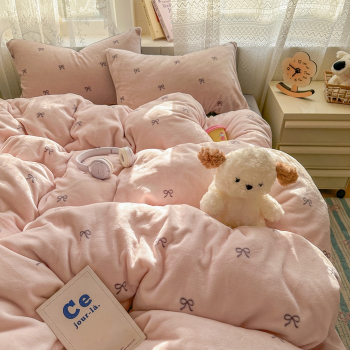 91家纺网 家纺一手货源 找家纺 老K (原美阁） 2025新款牛奶绒简约款四件套小清新牛奶绒床单款床笠款 简约款牛奶绒-蝴蝶结粉灰