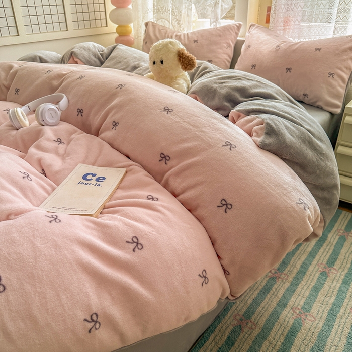 91家纺网 家纺一手货源 找家纺 老K (原美阁） 2025新款牛奶绒简约款四件套小清新牛奶绒床单款床笠款 简约款牛奶绒-蝴蝶结粉灰