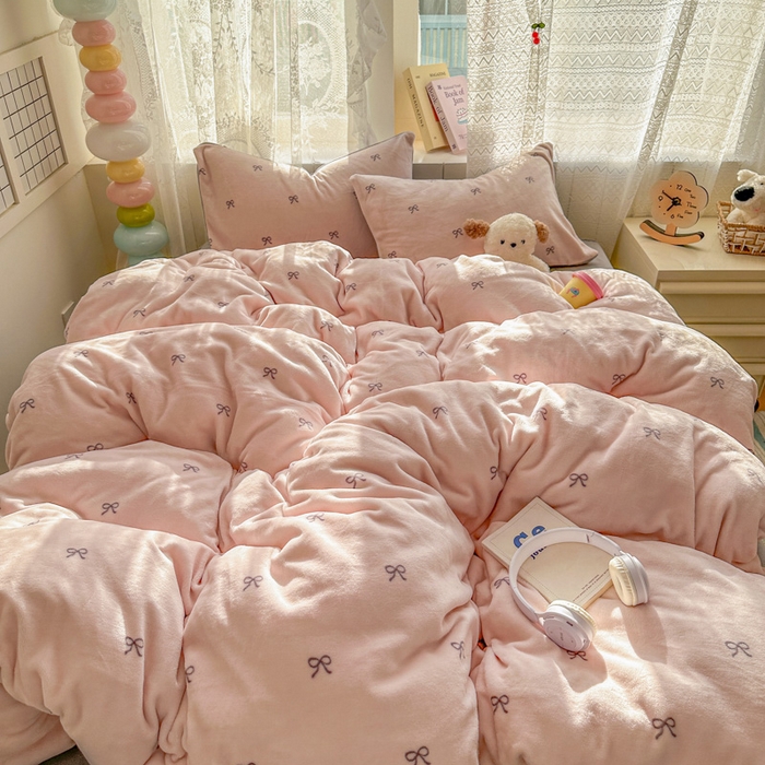 91家纺网 家纺一手货源 找家纺 老K (原美阁） 2025新款牛奶绒简约款四件套小清新牛奶绒床单款床笠款 简约款牛奶绒-蝴蝶结粉灰