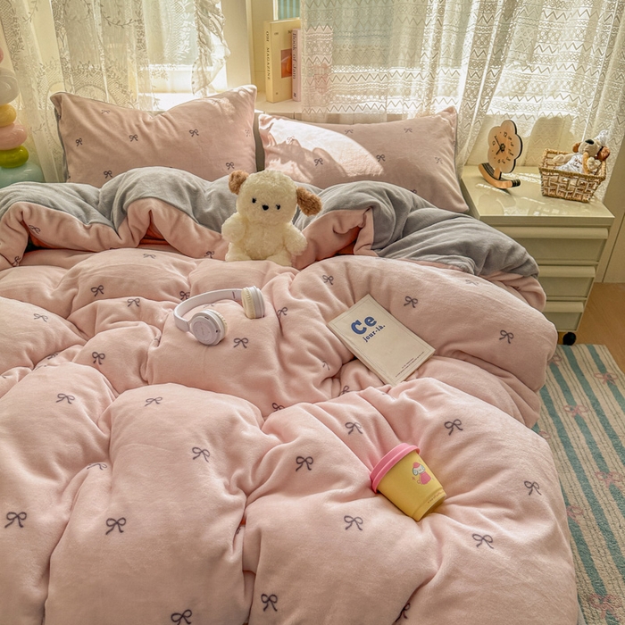 91家纺网 家纺一手货源 找家纺 老K (原美阁） 2025新款牛奶绒简约款四件套小清新牛奶绒床单款床笠款 简约款牛奶绒-蝴蝶结粉灰