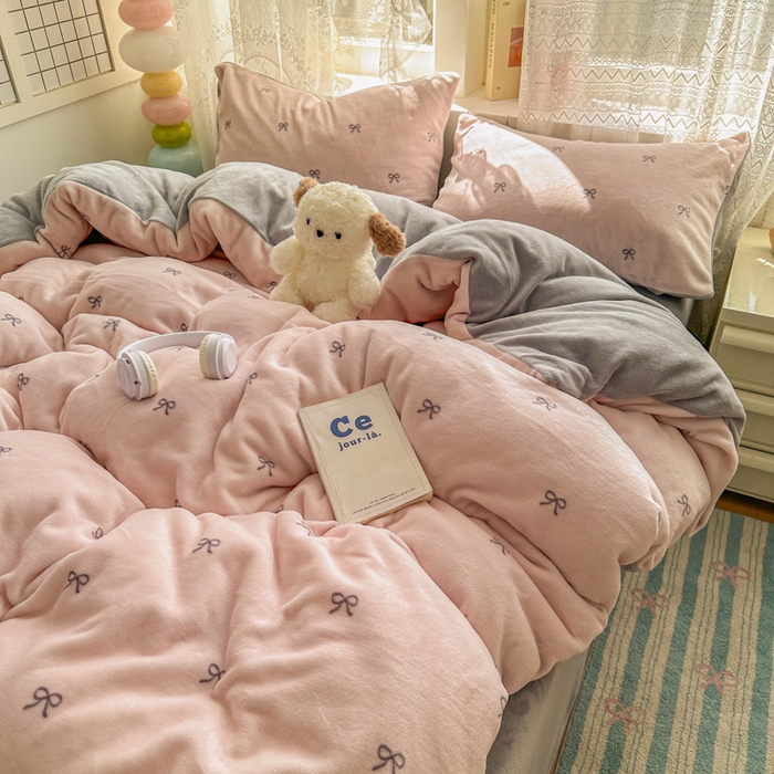 91家纺网 家纺一手货源 找家纺 老K (原美阁） 2025新款牛奶绒简约款四件套小清新牛奶绒床单款床笠款 简约款牛奶绒-蝴蝶结粉灰