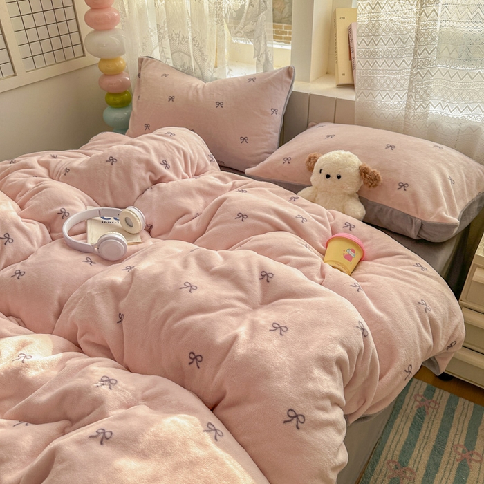 91家纺网 家纺一手货源 找家纺 老K (原美阁） 2025新款牛奶绒简约款四件套小清新牛奶绒床单款床笠款 简约款牛奶绒-蝴蝶结粉灰