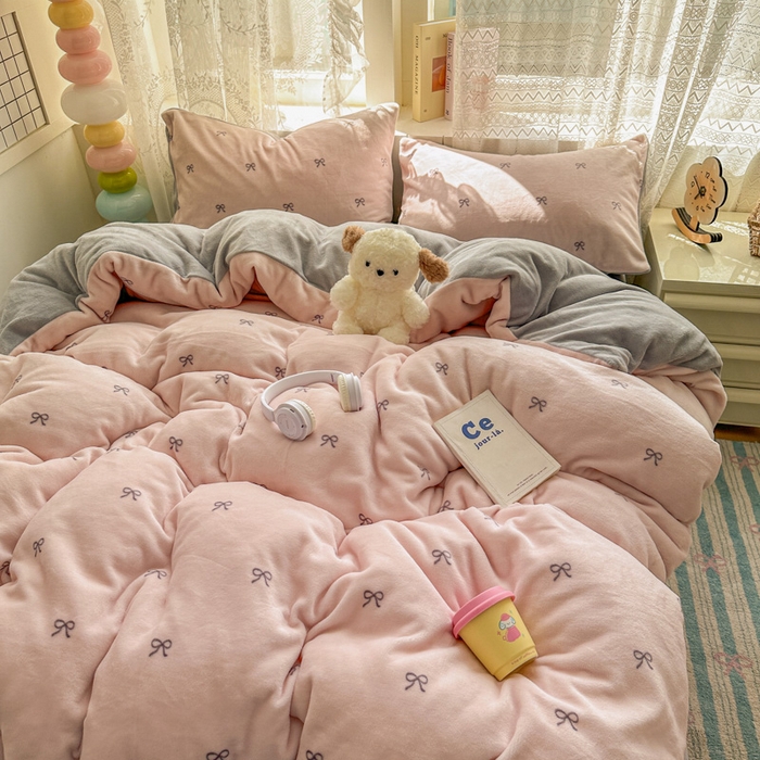91家纺网 家纺一手货源 找家纺 老K (原美阁） 2025新款牛奶绒简约款四件套小清新牛奶绒床单款床笠款 简约款牛奶绒-蝴蝶结粉灰