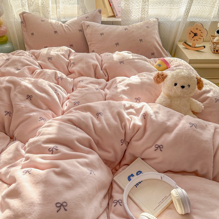 91家纺网 家纺一手货源 找家纺 老K (原美阁） 2025新款牛奶绒简约款四件套小清新牛奶绒床单款床笠款 简约款牛奶绒-蝴蝶结粉灰