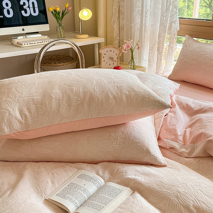 91家纺网 家纺一手货源 找家纺 琪格格纺织 2025新款全棉A类色织三层纱提花四件套 三层纱 爱在春秋-粉