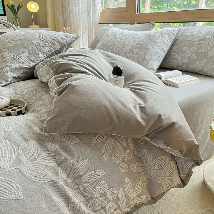 91家纺网 家纺一手货源 找家纺 琪格格纺织 2025新款全棉A类色织三层纱提花四件套 三层纱 爱在春秋-灰