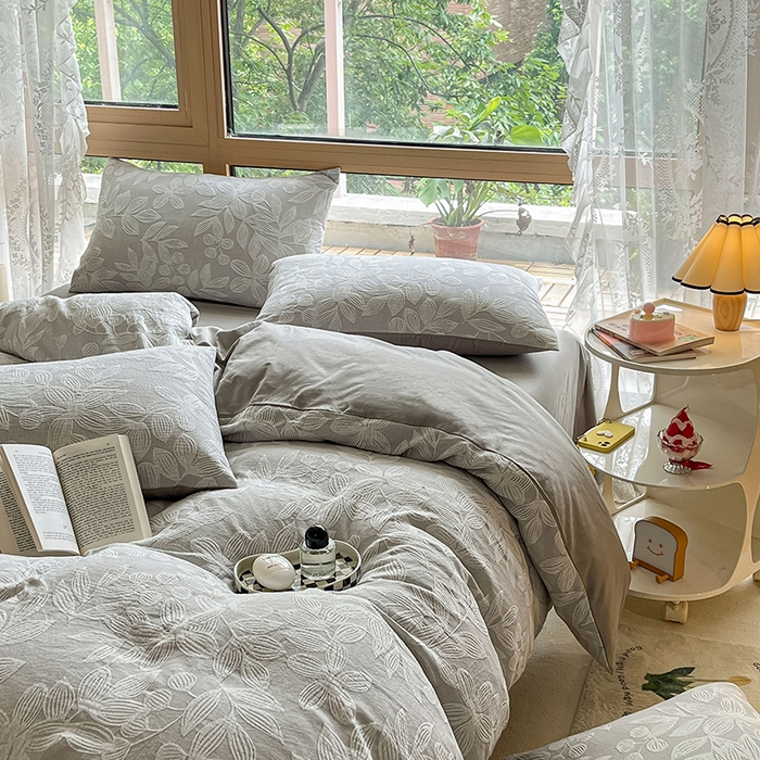 91家纺网 家纺一手货源 找家纺 琪格格纺织 2025新款全棉A类色织三层纱提花四件套 三层纱 爱在春秋-灰