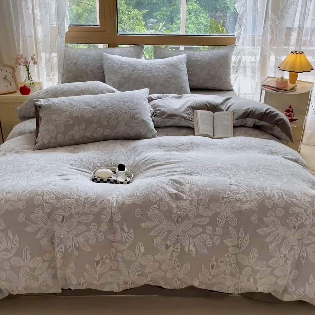 91家纺网 家纺一手货源 找家纺 琪格格纺织 2025新款全棉A类色织三层纱提花四件套 三层纱 爱在春秋-灰