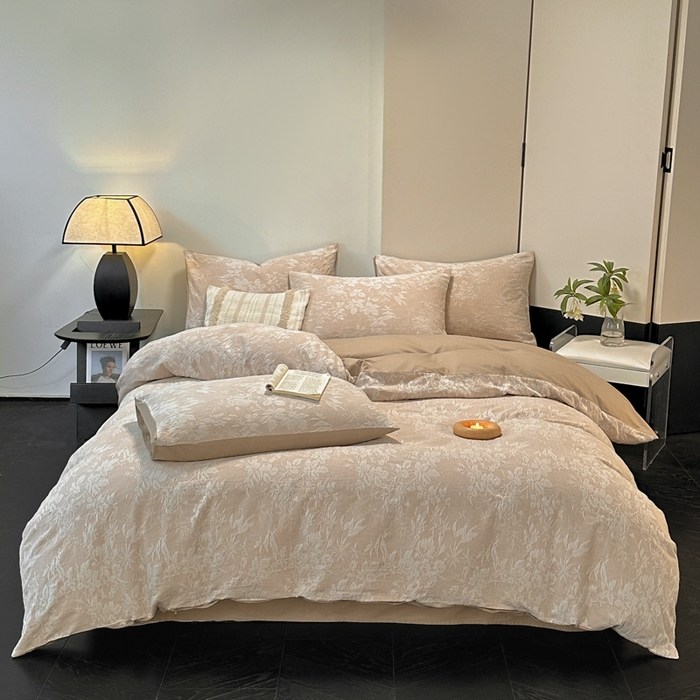 91家纺网 家纺一手货源 找家纺 琪格格纺织 2025新款全棉A类色织三层纱提花四件套 三层纱 草木春秋-咖