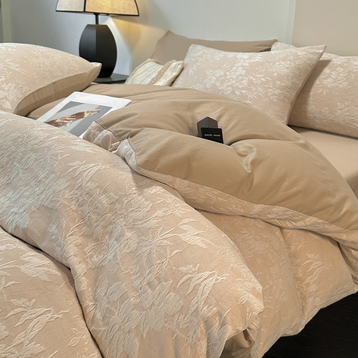 91家纺网 家纺一手货源 找家纺 琪格格纺织 2025新款全棉A类色织三层纱提花四件套 三层纱 草木春秋-咖