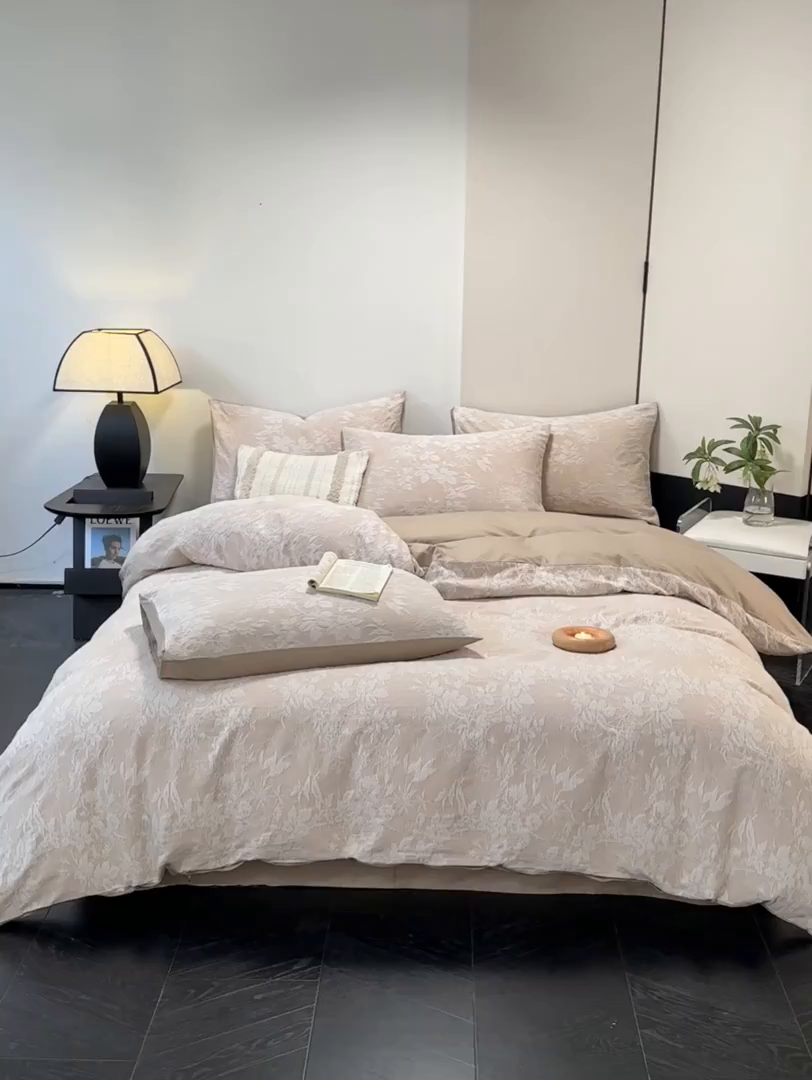 91家纺网 家纺一手货源 找家纺 琪格格纺织 2025新款全棉A类色织三层纱提花四件套 三层纱 草木春秋-咖