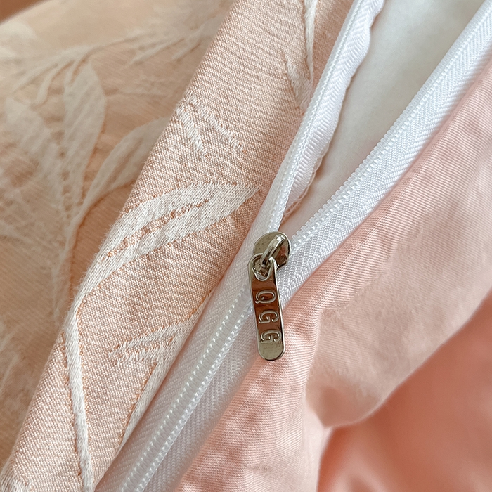 91家纺网 家纺一手货源 找家纺 琪格格纺织 2025新款全棉A类色织三层纱提花四件套 三层纱 芳草 粉玉