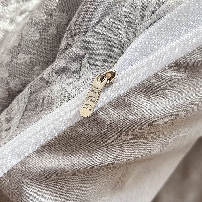 91家纺网 家纺一手货源 找家纺 琪格格纺织 2025新款全棉A类色织三层纱提花四件套 三层纱 芳草 浅灰