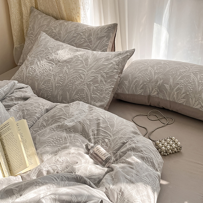 91家纺网 家纺一手货源 找家纺 琪格格纺织 2025新款全棉A类色织三层纱提花四件套 三层纱 芳草 浅灰