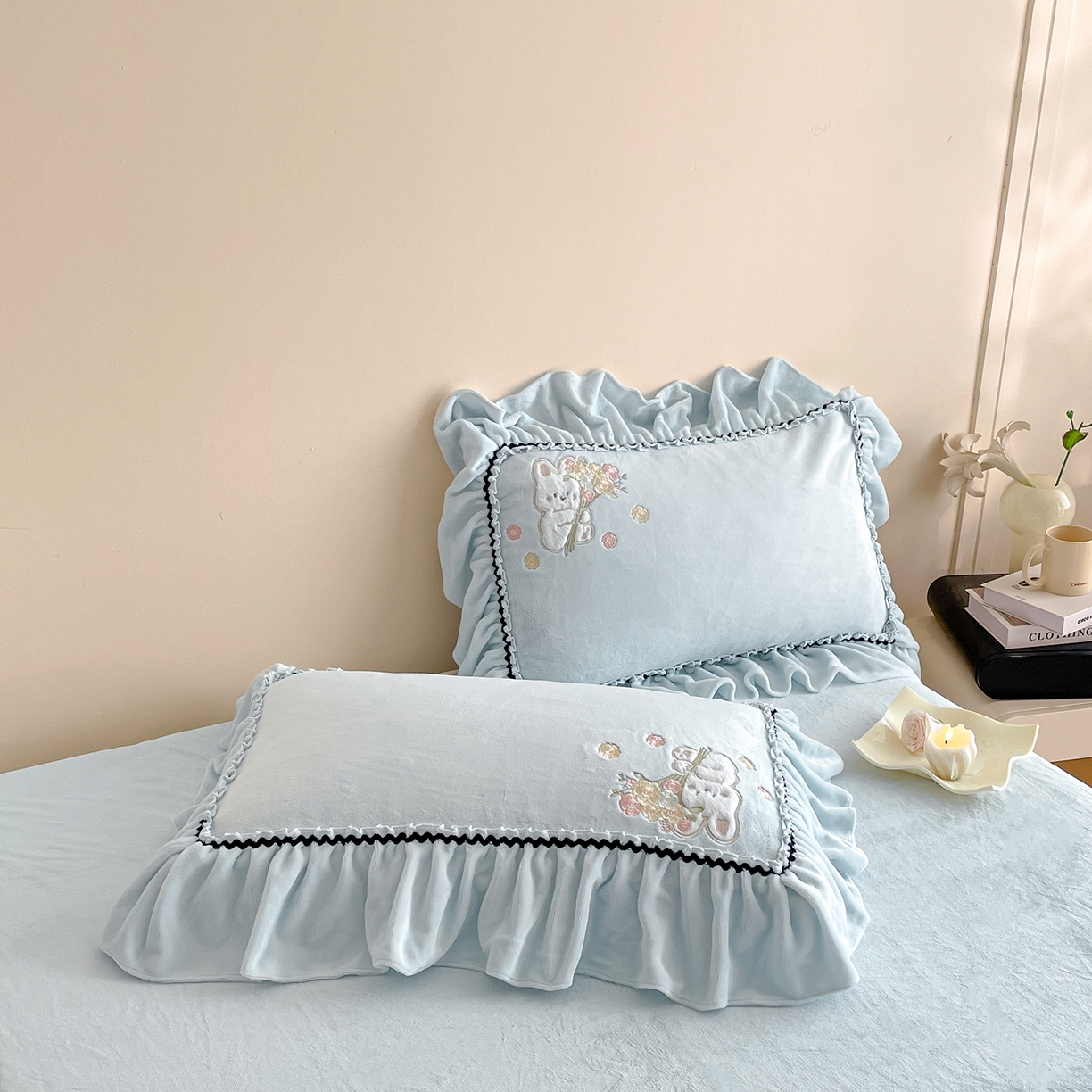 91家纺网 家纺一手货源 找家纺 民新家纺 2025新款牛奶绒毛巾绣贴布绣花四件套 梦境-浅蓝