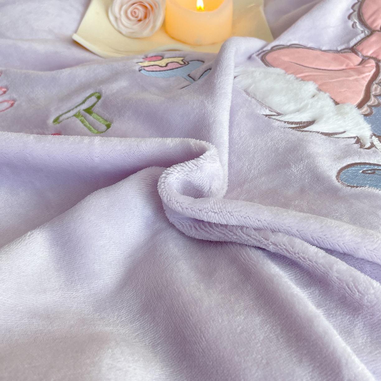 91家纺网 家纺一手货源 找家纺 民新家纺 2025新款牛奶绒毛巾绣贴布绣花四件套 蜜语-浅紫