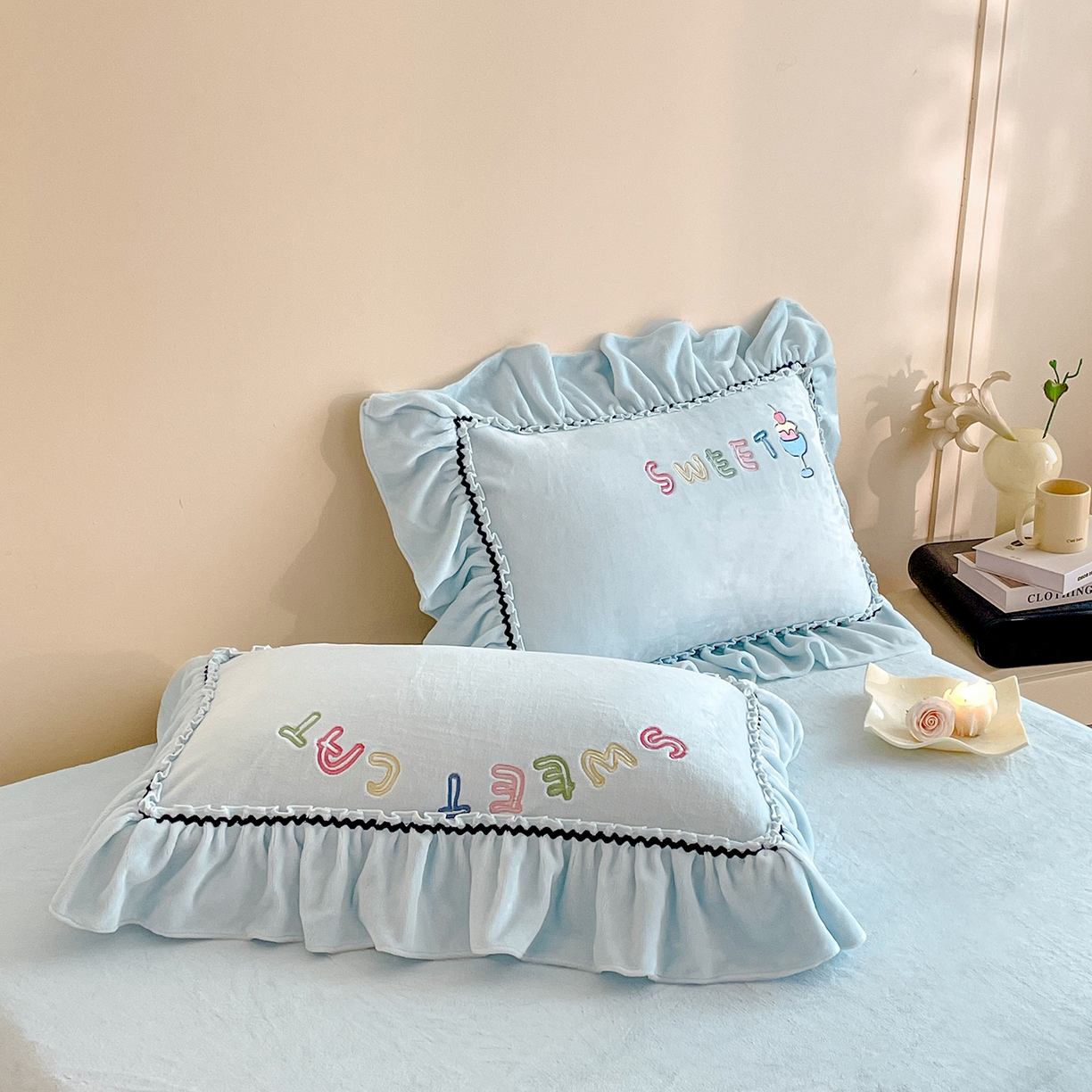 91家纺网 家纺一手货源 找家纺 民新家纺 2025新款牛奶绒毛巾绣贴布绣花四件套 蜜语-浅蓝