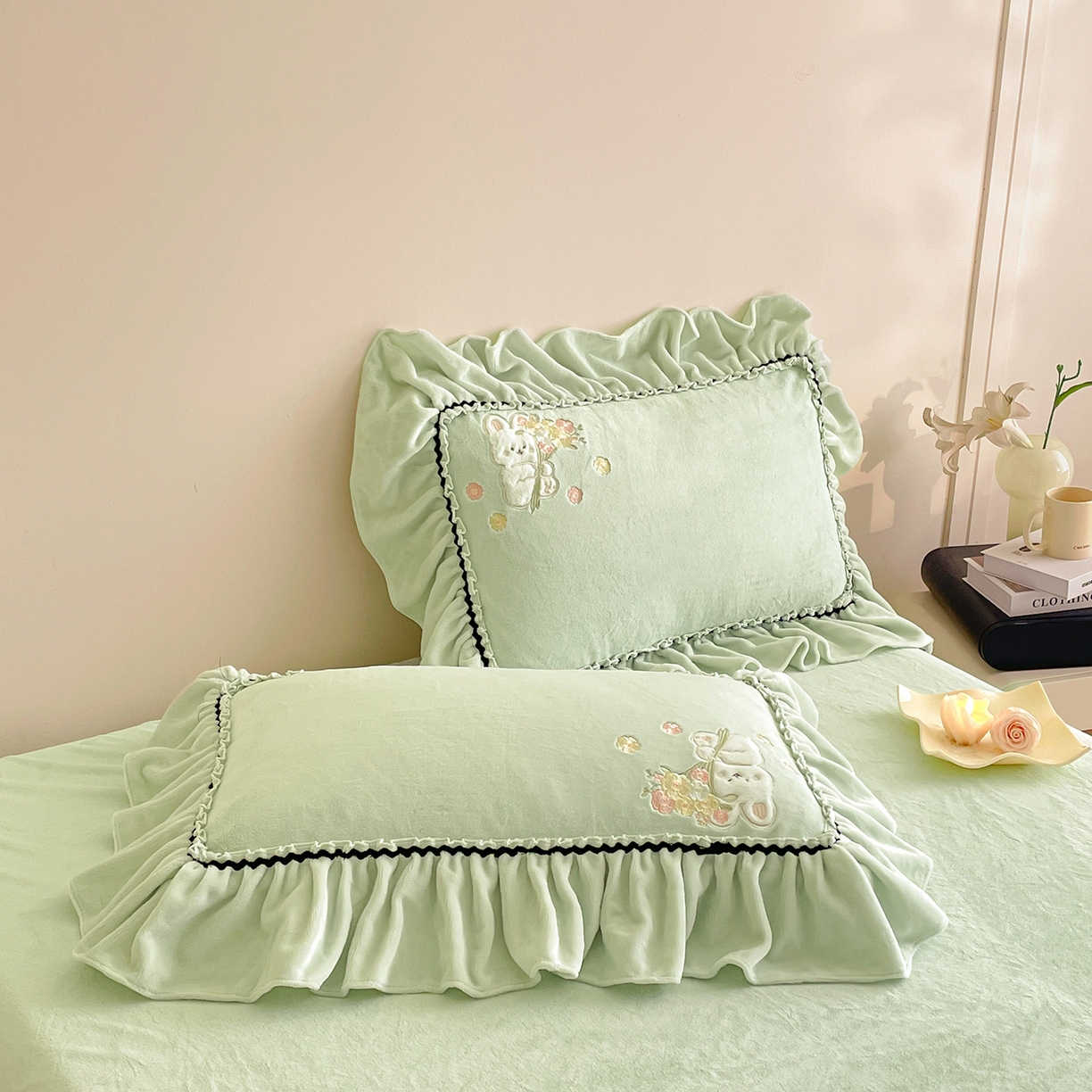 91家纺网 家纺一手货源 找家纺 民新家纺 2025新款牛奶绒毛巾绣贴布绣花四件套 梦境-青柠绿