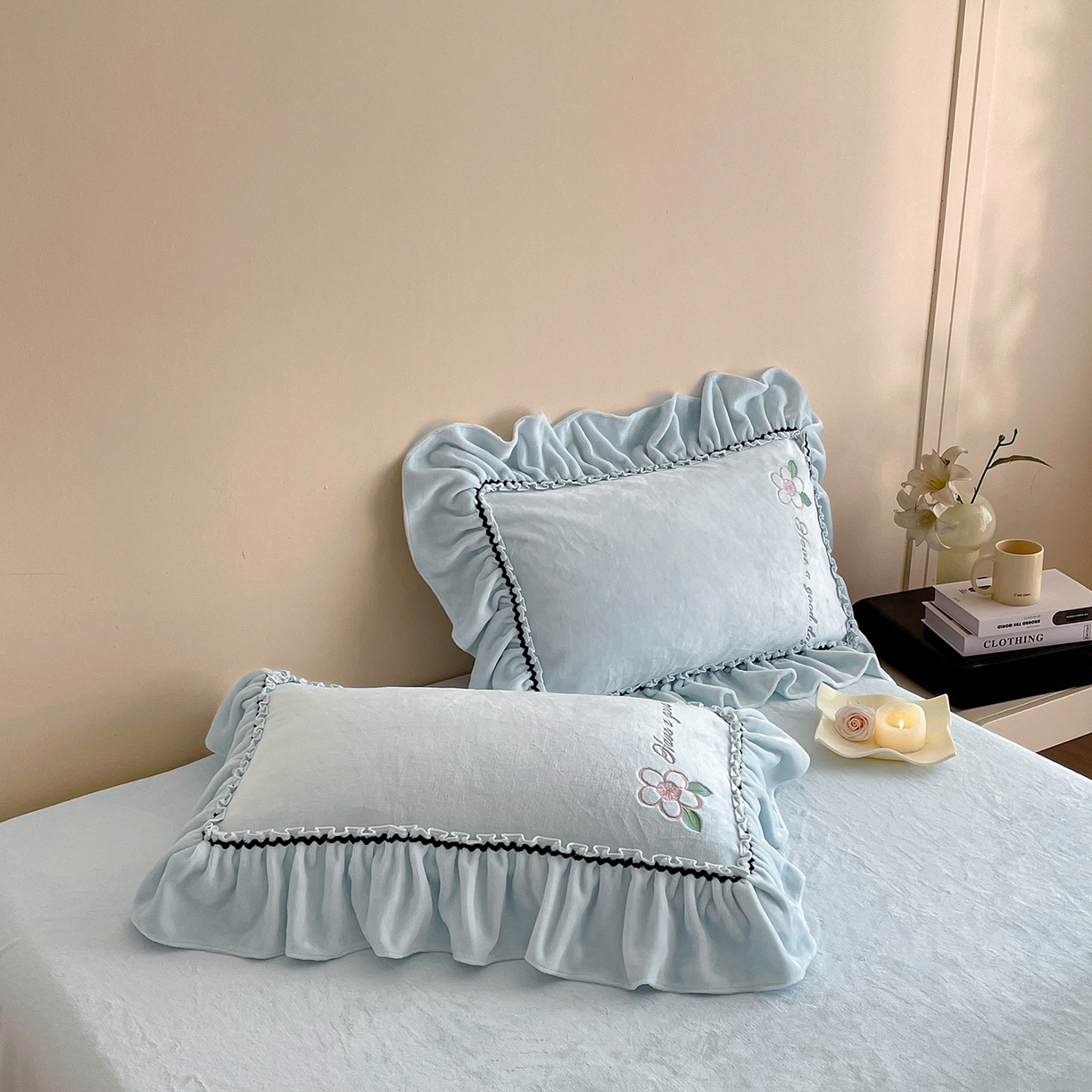 91家纺网 家纺一手货源 找家纺 民新家纺 2025新款牛奶绒毛巾绣贴布绣花四件套 花韵-浅蓝