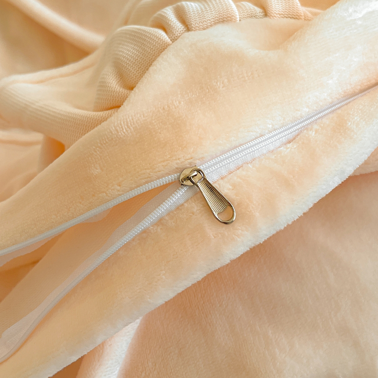 91家纺网 家纺一手货源 找家纺 民新家纺 2025新款牛奶绒毛巾绣贴布绣花四件套 梦境-浅米黄