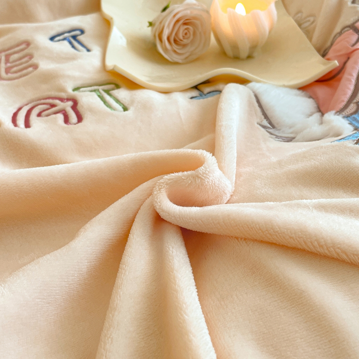 91家纺网 家纺一手货源 找家纺 民新家纺 2025新款牛奶绒毛巾绣贴布绣花四件套 蜜语-浅米黄