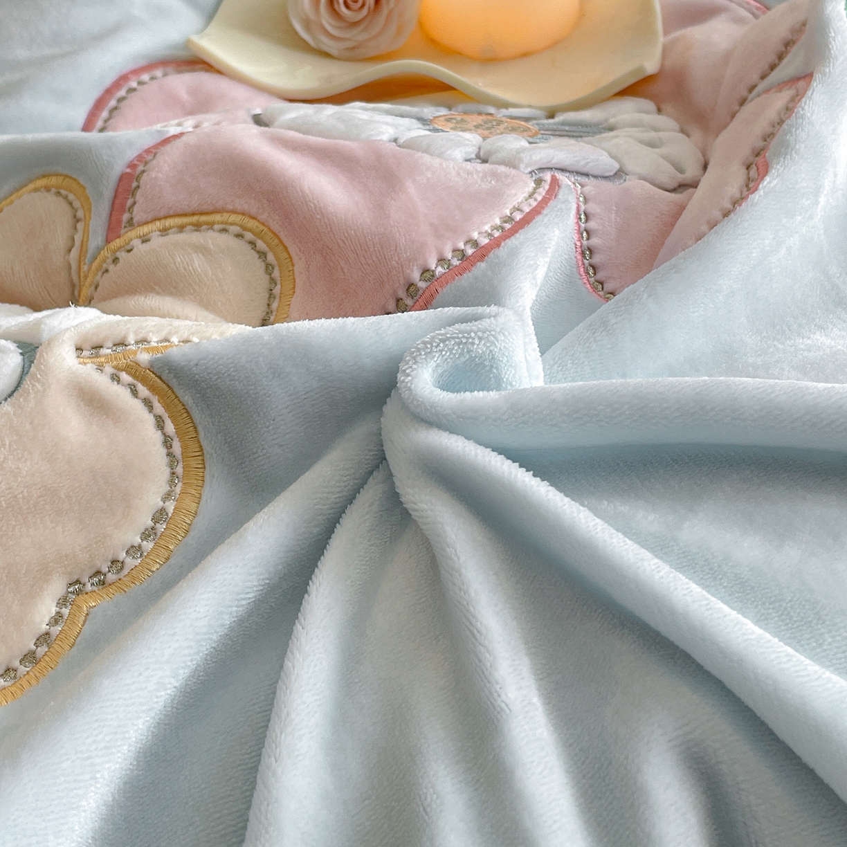 91家纺网 家纺一手货源 找家纺 民新家纺 2025新款牛奶绒毛巾绣贴布绣花四件套 花韵-浅蓝