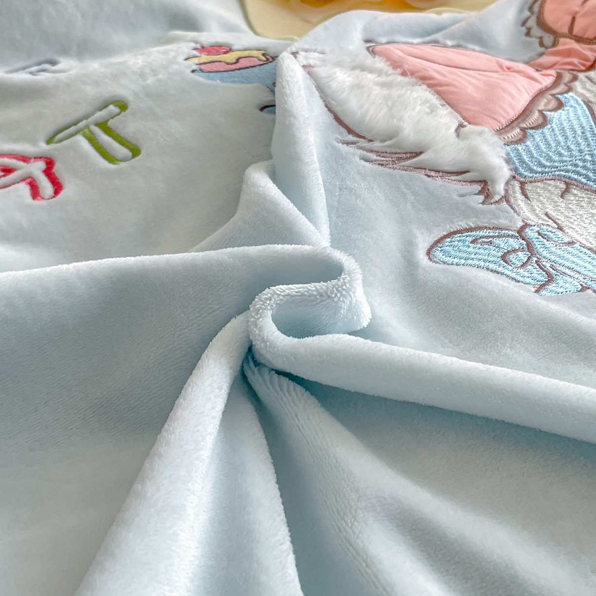 91家纺网 家纺一手货源 找家纺 民新家纺 2025新款牛奶绒毛巾绣贴布绣花四件套 蜜语-浅蓝