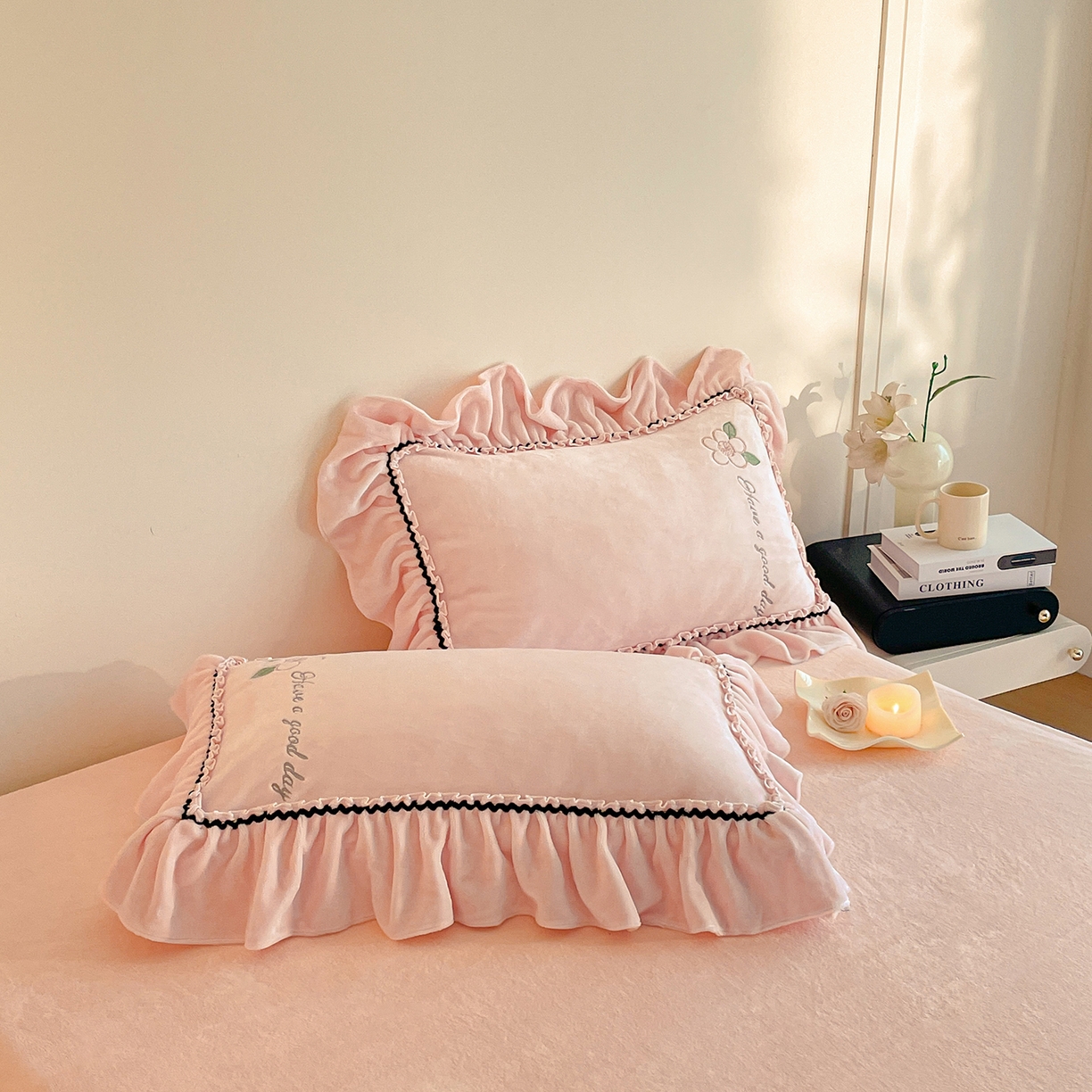 91家纺网 家纺一手货源 找家纺 民新家纺 2025新款牛奶绒毛巾绣贴布绣花四件套 花韵-樱花粉