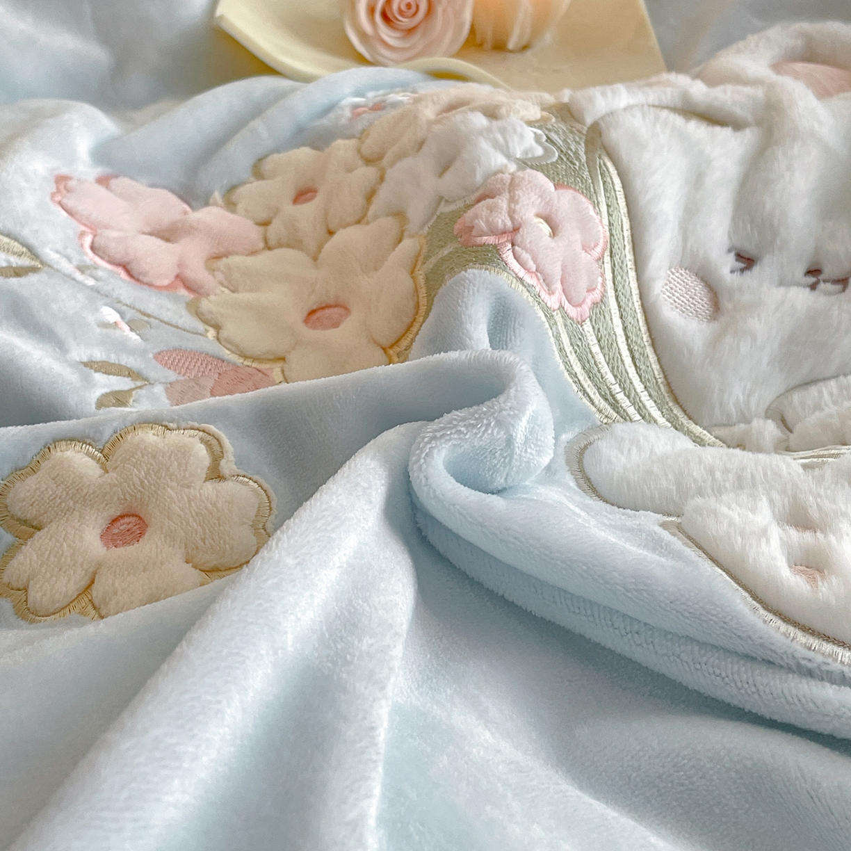 91家纺网 家纺一手货源 找家纺 民新家纺 2025新款牛奶绒毛巾绣贴布绣花四件套 梦境-浅蓝