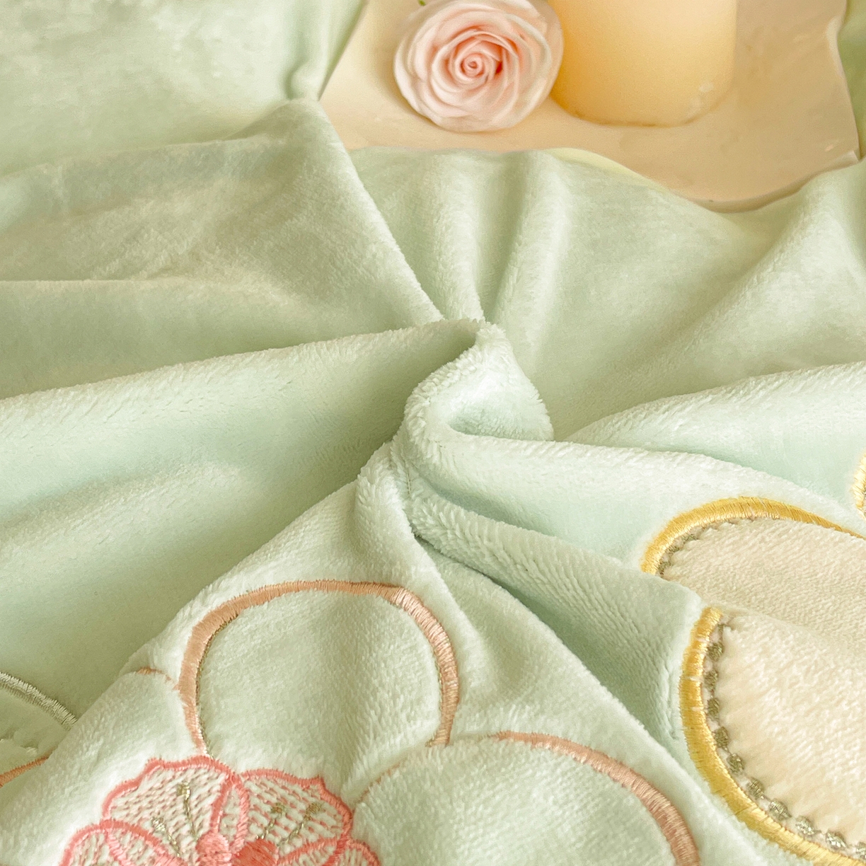 91家纺网 家纺一手货源 找家纺 民新家纺 2025新款牛奶绒毛巾绣贴布绣花四件套 花韵-青柠绿