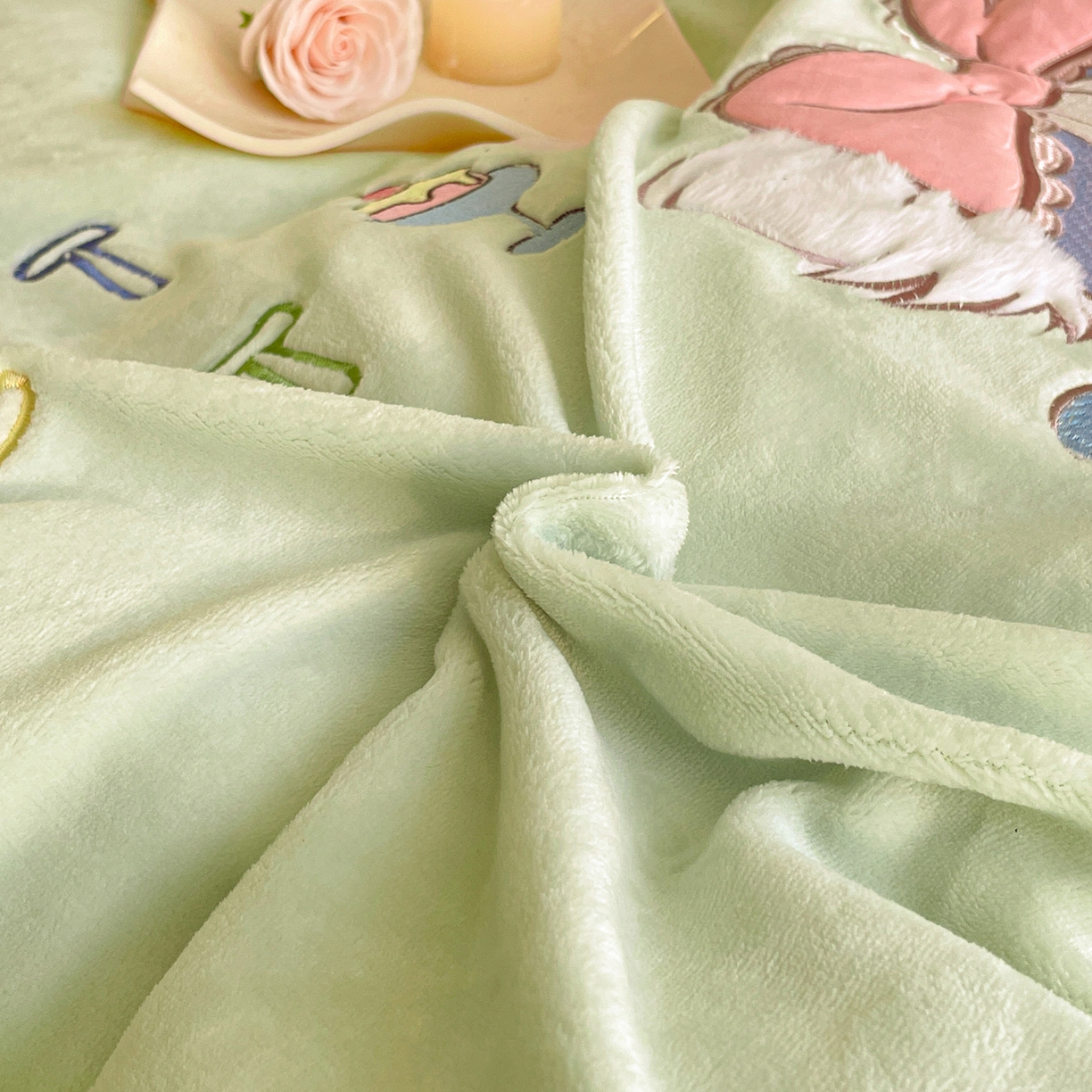 91家纺网 家纺一手货源 找家纺 民新家纺 2025新款牛奶绒毛巾绣贴布绣花四件套 蜜语-青柠绿