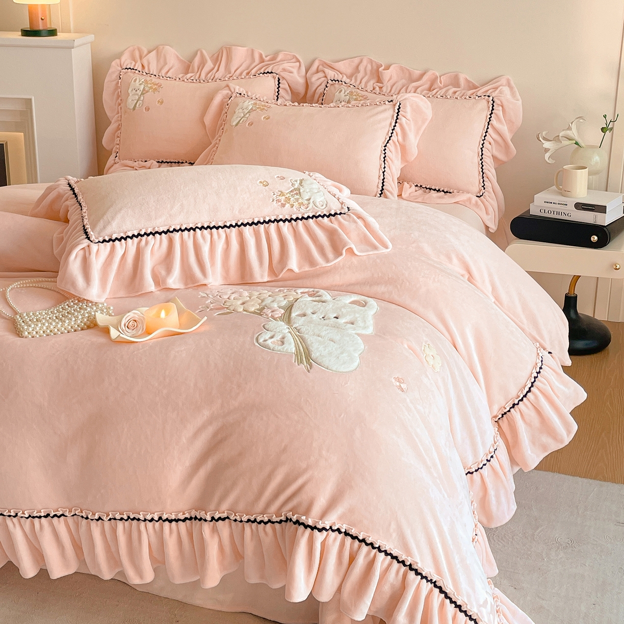 91家纺网 家纺一手货源 找家纺 民新家纺 2025新款牛奶绒毛巾绣贴布绣花四件套 梦境-樱花粉