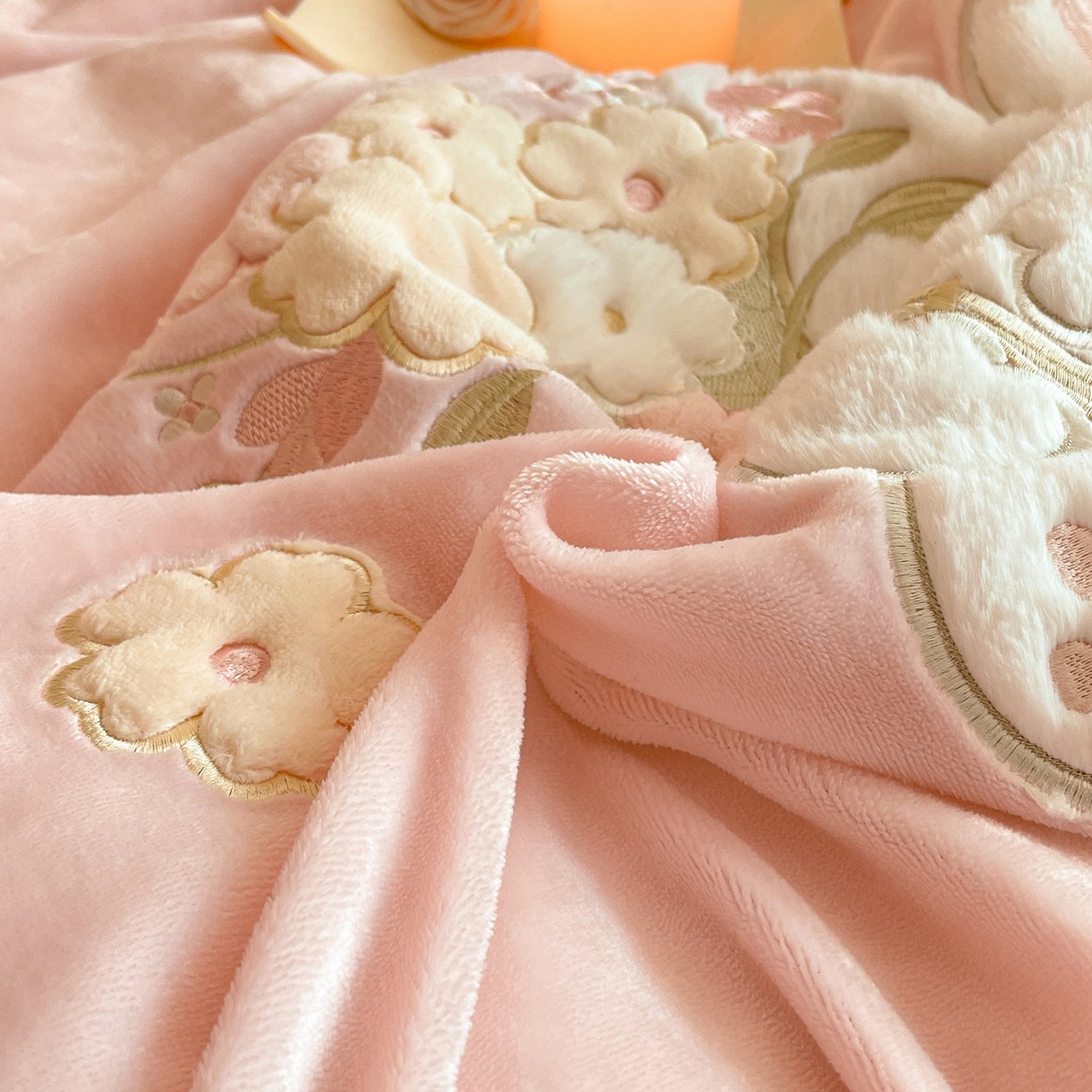 91家纺网 家纺一手货源 找家纺 民新家纺 2025新款牛奶绒毛巾绣贴布绣花四件套 梦境-樱花粉