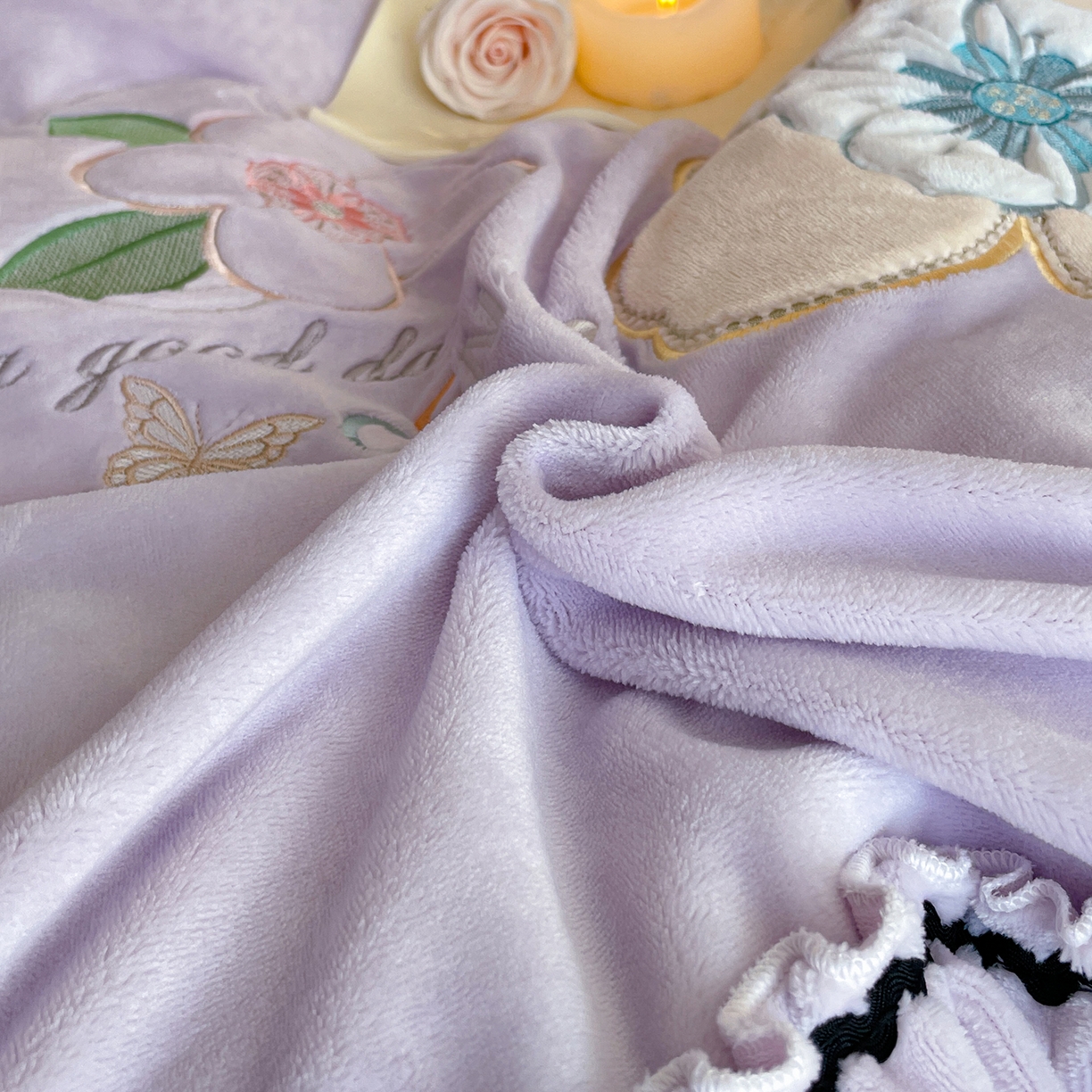 91家纺网 家纺一手货源 找家纺 民新家纺 2025新款牛奶绒毛巾绣贴布绣花四件套 花韵-浅紫