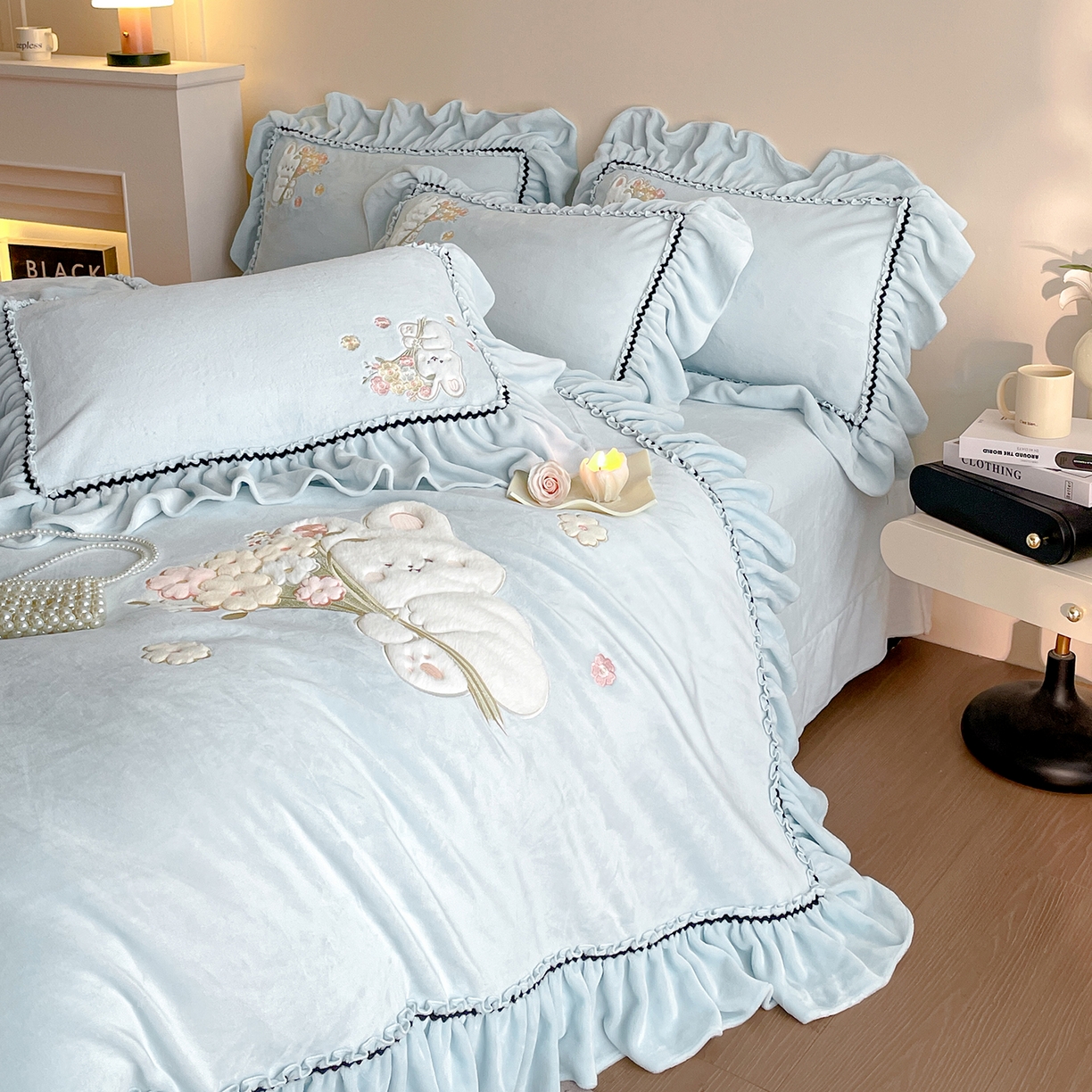 91家纺网 家纺一手货源 找家纺 民新家纺 2025新款牛奶绒毛巾绣贴布绣花四件套 梦境-浅蓝