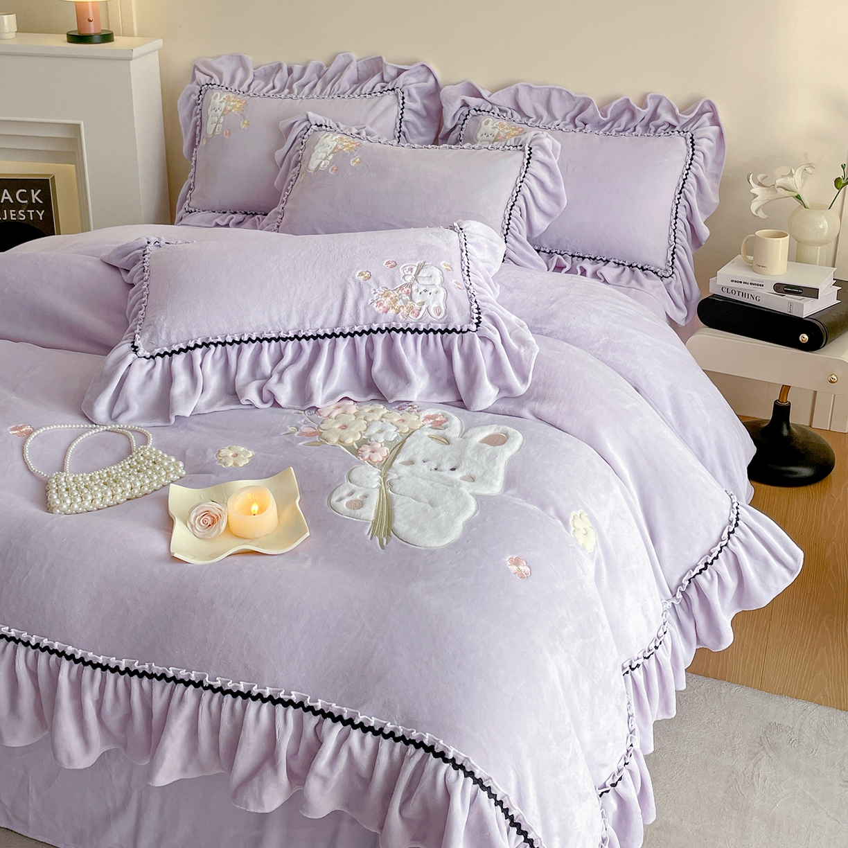 91家纺网 家纺一手货源 找家纺 民新家纺 2025新款牛奶绒毛巾绣贴布绣花四件套 梦境-浅紫