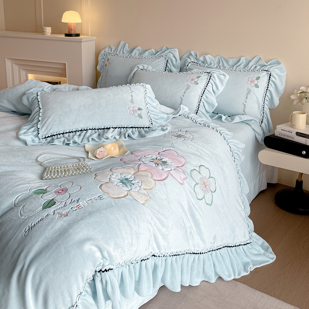 91家纺网 家纺一手货源 找家纺 民新家纺 2025新款牛奶绒毛巾绣贴布绣花四件套 花韵-浅蓝