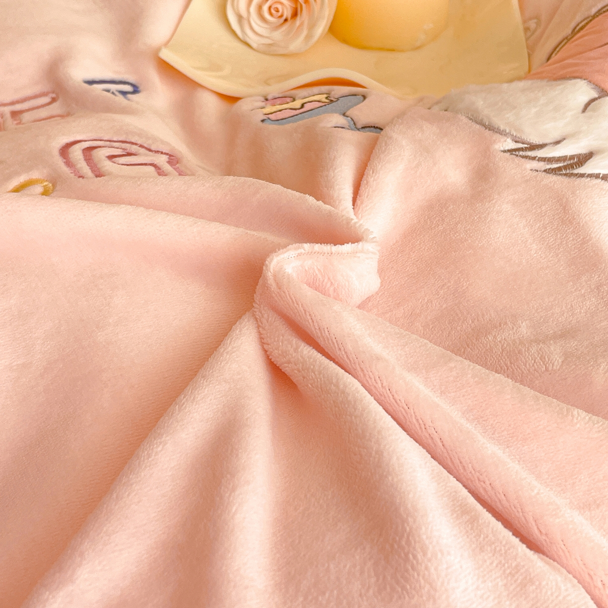 91家纺网 家纺一手货源 找家纺 民新家纺 2025新款牛奶绒毛巾绣贴布绣花四件套 蜜语-樱花粉