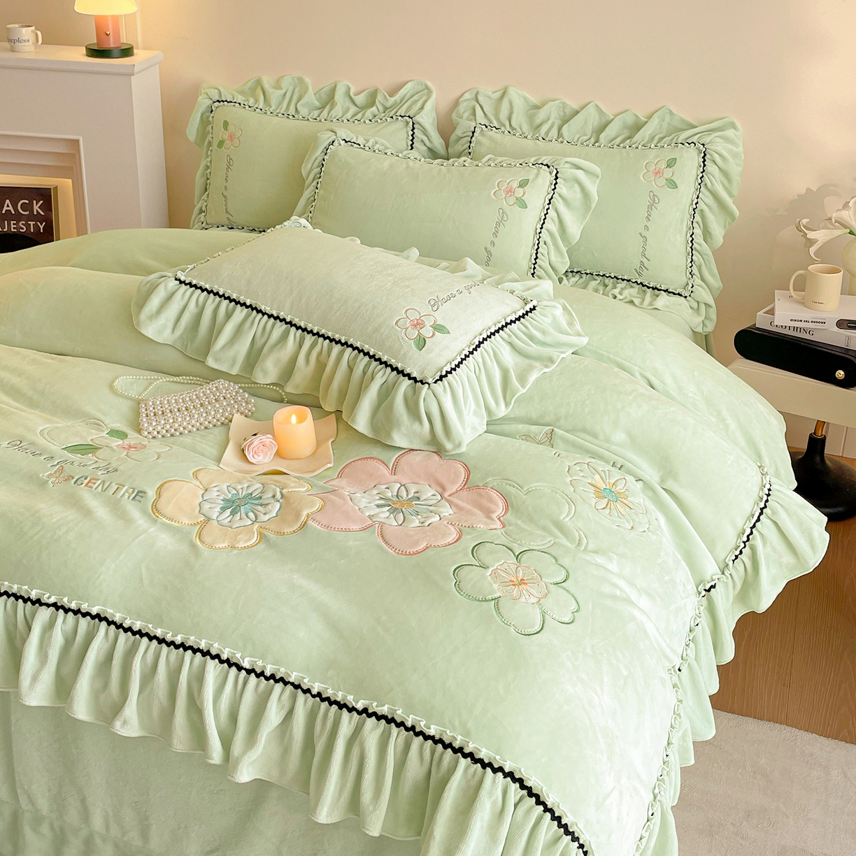 91家纺网 家纺一手货源 找家纺 民新家纺 2025新款牛奶绒毛巾绣贴布绣花四件套 花韵-青柠绿