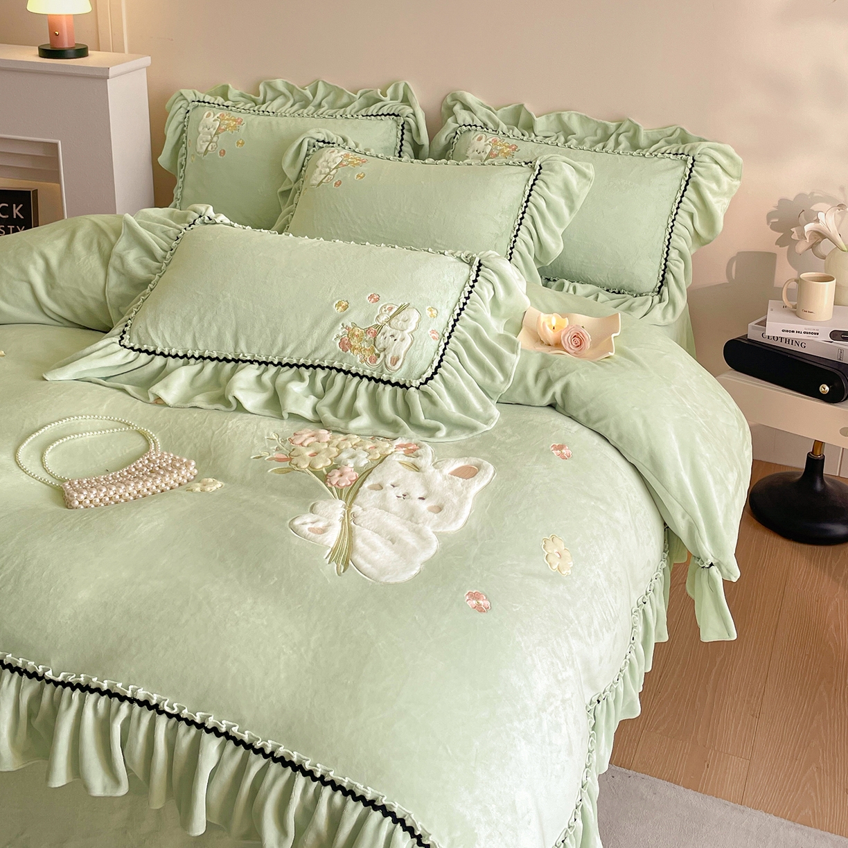 91家纺网 家纺一手货源 找家纺 民新家纺 2025新款牛奶绒毛巾绣贴布绣花四件套 梦境-青柠绿