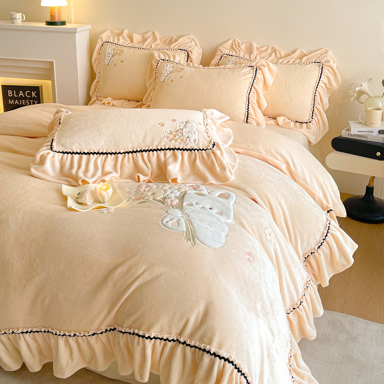 91家纺网 家纺一手货源 找家纺 民新家纺 2025新款牛奶绒毛巾绣贴布绣花四件套 梦境-浅米黄